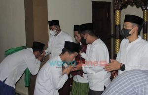 Jadi Imam Salat Subuh di Ponpes Al-Arief Jate Giliraja, Santri: Bupati Sumenep Keren