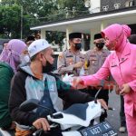 Kapolres Bondowoso Bersama Bhayangkari Gelar Baksos, Bagi-Bagi Takjil dan Makanan