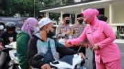 Kapolres Bondowoso Bersama Bhayangkari Gelar Baksos, Bagi-Bagi Takjil dan Makanan