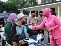 Kapolres Bondowoso Bersama Bhayangkari Gelar Baksos, Bagi-Bagi Takjil dan Makanan