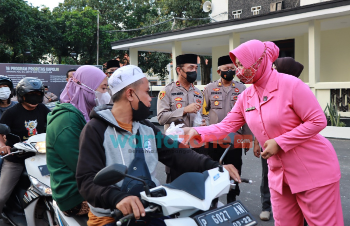 Kapolres Bondowoso Bersama Bhayangkari Gelar Baksos, Bagi-Bagi Takjil dan Makanan