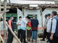 Kunjungi Rumah Warga yang Terdampak Angin Kencang, Bupati Pamekasan Berikan Santunan dan Bantuan Sembako