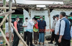 Kunjungi Rumah Warga yang Terdampak Angin Kencang, Bupati Pamekasan Berikan Santunan dan Bantuan Sembako