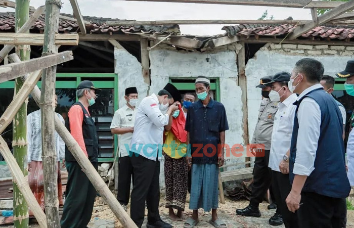 Kunjungi Rumah Warga yang Terdampak Angin Kencang, Bupati Pamekasan Berikan Santunan dan Bantuan Sembako