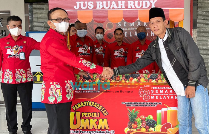 Lapas Narkotika Pamekasan Berikan Bantuan Gerobak Jualan, Bentuk Kepedulian Terhadap Pelaku UMKM