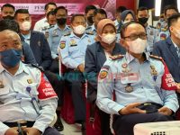 Caption: Kalapas Narkotika Kelas IIA Pamekasan saat mengikuti webinar bersama beserta Pejabat Struktural, Staf dan Mahasiswa serta masyarakat umum (Keluarga WBP).
