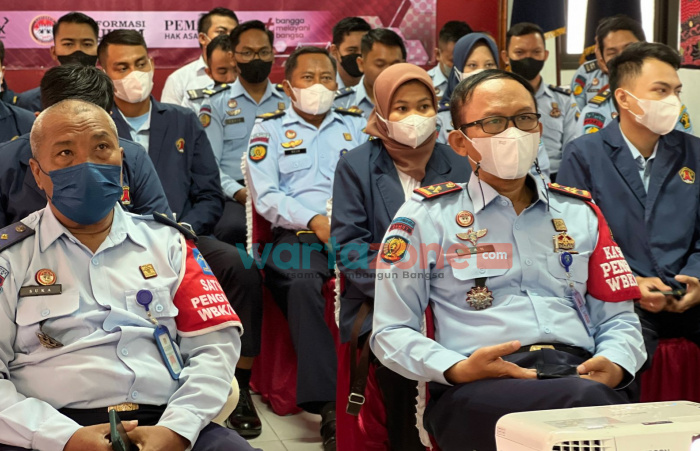 Caption: Kalapas Narkotika Kelas IIA Pamekasan saat mengikuti webinar bersama beserta Pejabat Struktural, Staf dan Mahasiswa serta masyarakat umum (Keluarga WBP).