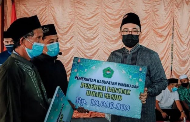 Lewat Safari Ramadan, Bupati Pamekasan Salurkan Berbagai Bantuan.