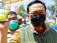 Pantau Dua Pasar di Pamekasan, Bupati Baddrut Tamam Berikan Sedekah dengan Cara Unik