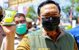 Pantau Dua Pasar di Pamekasan, Bupati Baddrut Tamam Berikan Sedekah dengan Cara Unik