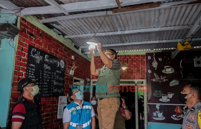 Pemkab Pamekasan Bersama PLN UP3 Datangi Rumah Warga Terdampak Banjir, Serahkan Sembako dan Lampu Emergency