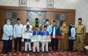 Pemkab Pamekasan Sambut Hangat Kedatangan Tiga Santri Juara Cerdas Cermat Al-Qur’an se-Indonesia 2022