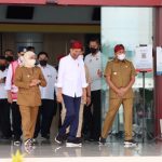 Presiden Joko Widodo didampingi Bupati Sumenep Achmad Fauzi, Gubernur Jatim Khofifah Indar Parawansa dan jajaran pejabat penting lainnya di Bandara Trunojoyo Sumenep. (Foto: Laily Rachev - Biro Pers Sekretariat Presiden)