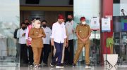 Presiden Joko Widodo didampingi Bupati Sumenep Achmad Fauzi, Gubernur Jatim Khofifah Indar Parawansa dan jajaran pejabat penting lainnya di Bandara Trunojoyo Sumenep. (Foto: Laily Rachev - Biro Pers Sekretariat Presiden)
