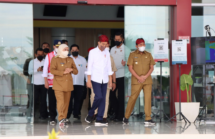 Presiden Joko Widodo didampingi Bupati Sumenep Achmad Fauzi, Gubernur Jatim Khofifah Indar Parawansa dan jajaran pejabat penting lainnya di Bandara Trunojoyo Sumenep. (Foto: Laily Rachev - Biro Pers Sekretariat Presiden)