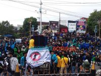 Ratusan Mahasiswa Demo di Bundaran DPRD Jember, Tolak 3 Periode Kepemimpinan Jokowi