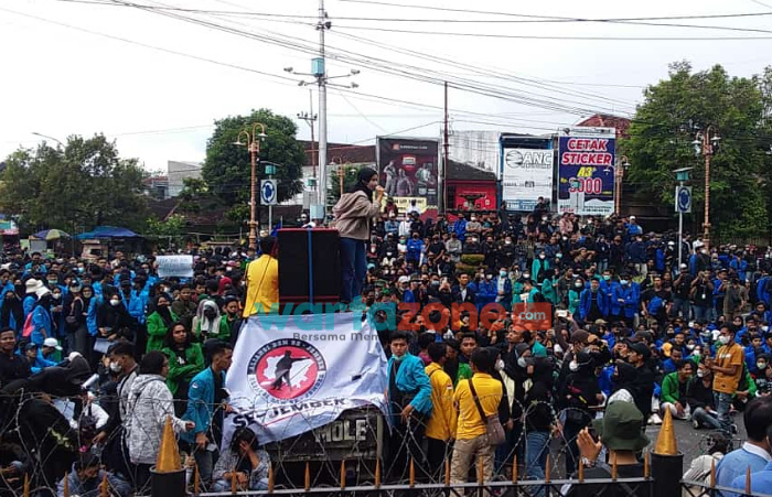 Ratusan Mahasiswa Demo di Bundaran DPRD Jember, Tolak 3 Periode Kepemimpinan Jokowi