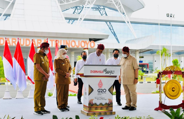 Resmikan Bandara Trunojoyo, Jokowi Minta Menhub Siapkan Rute Jakarta-Sumenep Jelang Idul Fitri