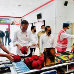 Resmikan Bandara Trunojoyo Sumenep, Presiden dan Menhan Beli Blangkon