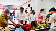 Resmikan Bandara Trunojoyo Sumenep, Presiden dan Menhan Beli Blangkon