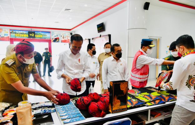 Resmikan Bandara Trunojoyo Sumenep, Presiden dan Menhan Beli Blangkon