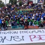 Sempat Tarik Pagar Kawat Berduri, Ratusan Mahasiswa Minta DPRD Jember Tandatangani Pakta Integritas