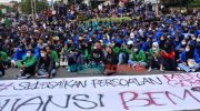 Sempat Tarik Pagar Kawat Berduri, Ratusan Mahasiswa Minta DPRD Jember Tandatangani Pakta Integritas