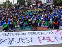Sempat Tarik Pagar Kawat Berduri, Ratusan Mahasiswa Minta DPRD Jember Tandatangani Pakta Integritas