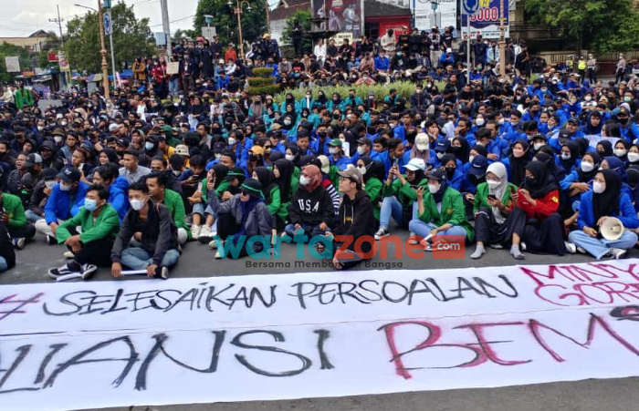 Sempat Tarik Pagar Kawat Berduri, Ratusan Mahasiswa Minta DPRD Jember Tandatangani Pakta Integritas