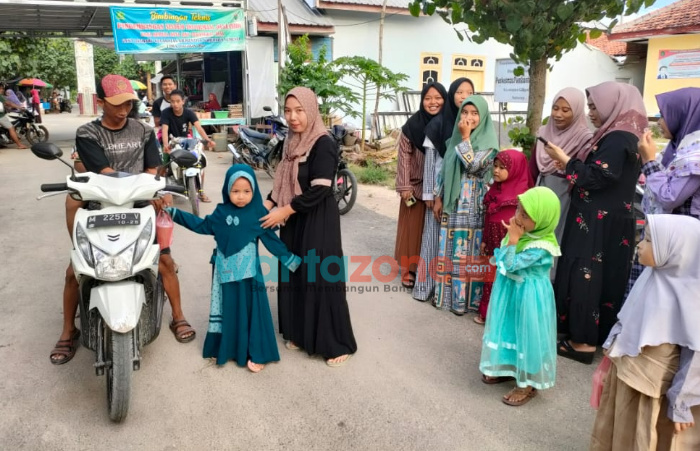 Tanamkan Kepedulian Sosial pada Peserta Didik, RA Al-Arief Jate Giliraja Berbagi Takjil