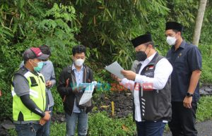 Tinjau Aspal Jalan, Bupati Jember Temukan Kesalahan Teori Proses Pengaspalan