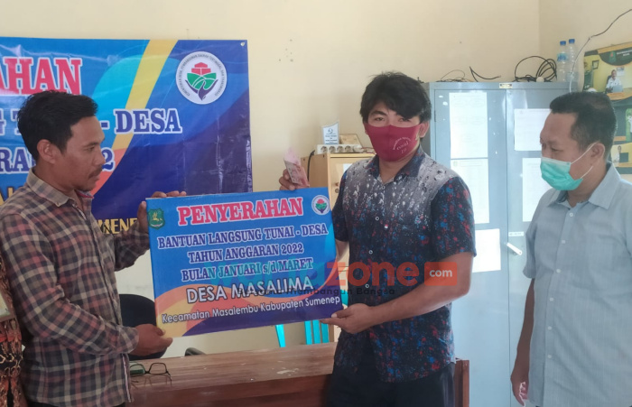 Warga Senang Terima BLT Desa Jelang Idulfitri, Ini Pesan Camat Masalembu