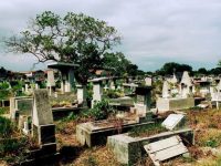 Ziarah Kubur dan Hukum Membersihkan Rumput atau Belukar di atas Makam