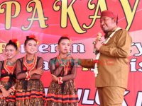 Bupati Sumenep Bagi-Bagi Uang Jajan kepada Ratusan Siswa Penampil 'Pakaya Ate' SDN Juluk II