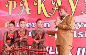Bupati Sumenep Bagi-Bagi Uang Jajan kepada Ratusan Siswa Penampil ‘Pakaya Ate’ SDN Juluk II