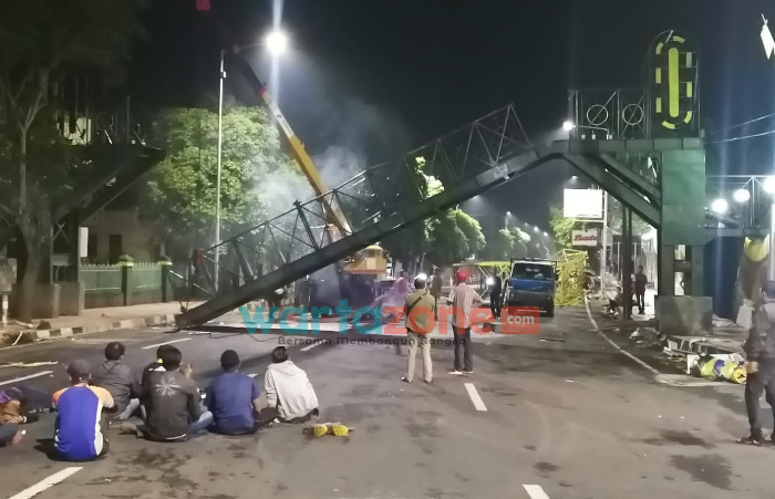 Diduga Tak Layak dan Takut Ambruk, Jembatan Penyebrangan Masjid Jami' Dibongkar