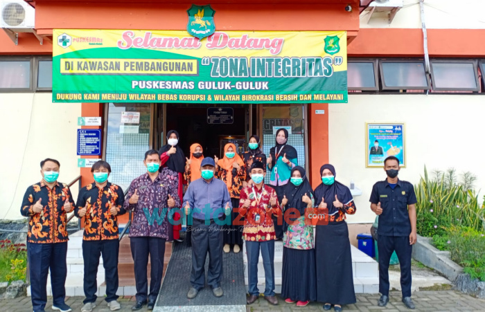 Foto: Sesi foto bersama dengan Kepala Dinkes dan P2KB Sumenep Agus Mulyono usai sidak di Puskesmas Guluk-Guluk.