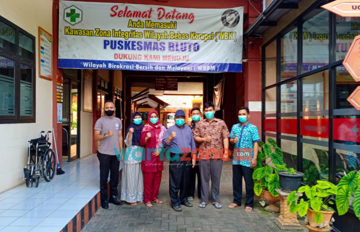 Foto: Sesi foto bersama dengan Kepala Dinkes dan P2KB Sumenep Agus Mulyono usai sidak di Puskesmas Bluto.