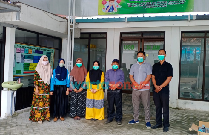 Foto: Sesi foto bersama dengan Kepala Dinkes dan P2KB Sumenep Agus Mulyono usai sidak di Puskesmas Moncek.