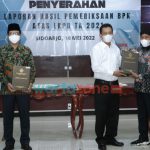 Foto: Bupati Sumenep Achmad Fauzi (kanan mengenakan blangkon) didampingi ketua DPRD Sumenep Abdul Hamid Ali Munir saat menerima predikat opini WTP atas Laporan Keuangan Pemerintah Daerah (LKPD) tahun 2021 dari BPK RI di Sidoarjo.