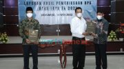 Foto: Bupati Sumenep Achmad Fauzi (kanan mengenakan blangkon) didampingi ketua DPRD Sumenep Abdul Hamid Ali Munir saat menerima predikat opini WTP atas Laporan Keuangan Pemerintah Daerah (LKPD) tahun 2021 dari BPK RI di Sidoarjo.
