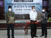 Foto: Bupati Sumenep Achmad Fauzi (kanan mengenakan blangkon) didampingi ketua DPRD Sumenep Abdul Hamid Ali Munir saat menerima predikat opini WTP atas Laporan Keuangan Pemerintah Daerah (LKPD) tahun 2021 dari BPK RI di Sidoarjo.