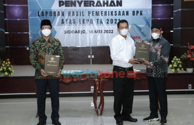 Foto: Bupati Sumenep Achmad Fauzi (kanan mengenakan blangkon) didampingi ketua DPRD Sumenep Abdul Hamid Ali Munir saat menerima predikat opini WTP atas Laporan Keuangan Pemerintah Daerah (LKPD) tahun 2021 dari BPK RI di Sidoarjo.