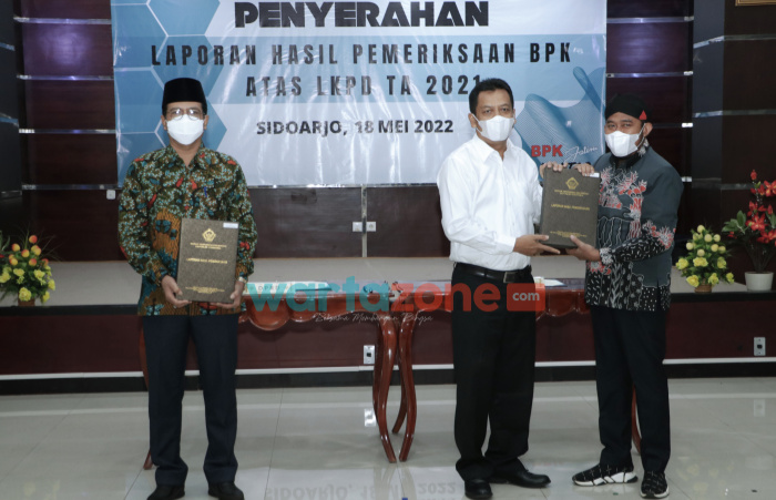 Foto: Bupati Sumenep Achmad Fauzi (kanan mengenakan blangkon) didampingi ketua DPRD Sumenep Abdul Hamid Ali Munir saat menerima predikat opini WTP atas Laporan Keuangan Pemerintah Daerah (LKPD) tahun 2021 dari BPK RI di Sidoarjo.