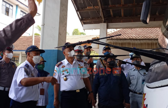 Mendekati Mudik Lebaran, Dishub Jember Cek Kondisi Bus dan Tes Urine Sopir