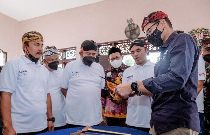 Menparekraf Sandi Lirik Keris Aeng Tongtong Jadi Souvenir G20, Bupati Sumenep_ Kami Punya Desa Wisata yang Tidak Ada di Tempat Lain