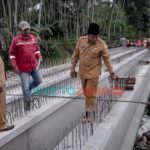 Perbaiki Jembatan Bambu Ambruk Akibat Banjir, Pemkab Jember Ganti dengan Pondasi Beton