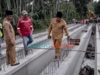 Perbaiki Jembatan Bambu Ambruk Akibat Banjir, Pemkab Jember Ganti dengan Pondasi Beton
