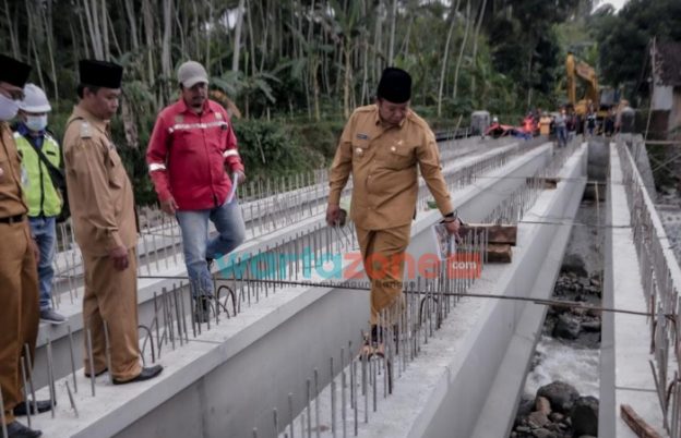 Perbaiki Jembatan Bambu Ambruk Akibat Banjir, Pemkab Jember Ganti dengan Pondasi Beton