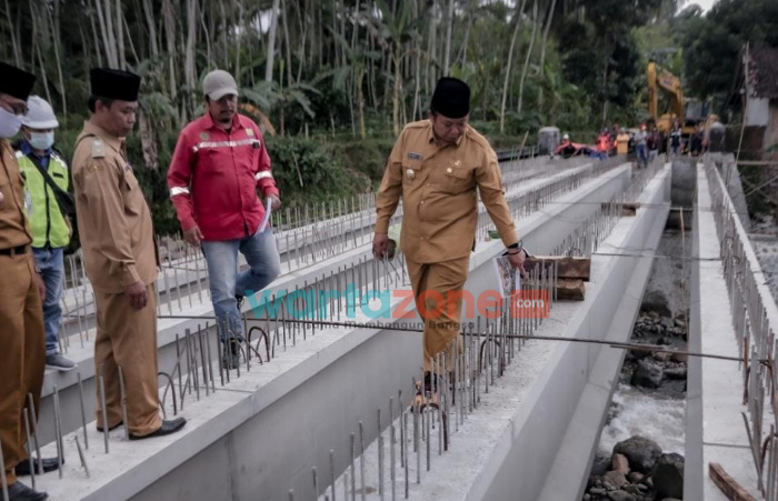 Perbaiki Jembatan Bambu Ambruk Akibat Banjir, Pemkab Jember Ganti dengan Pondasi Beton